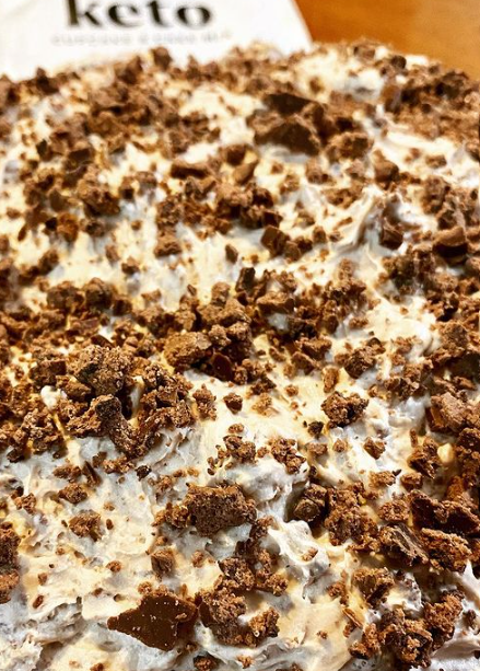 keto cake with chocolate mousse