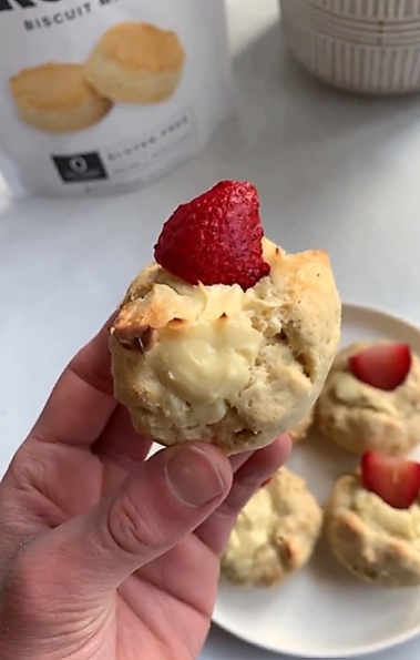 strawberry cheesecake biscuits